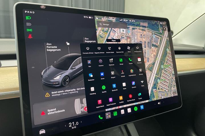 Grå Tesla Model 3 fra 2023