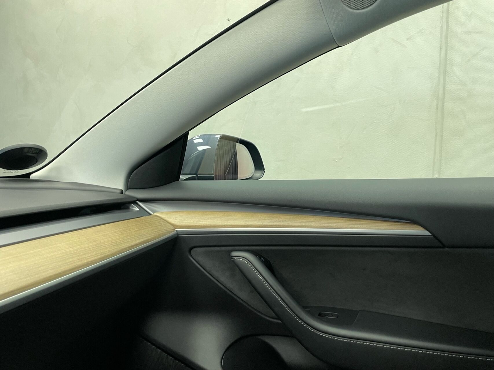 Grå Tesla Model 3 fra 2023
