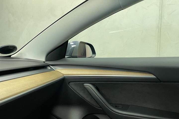 Grå Tesla Model 3 fra 2023