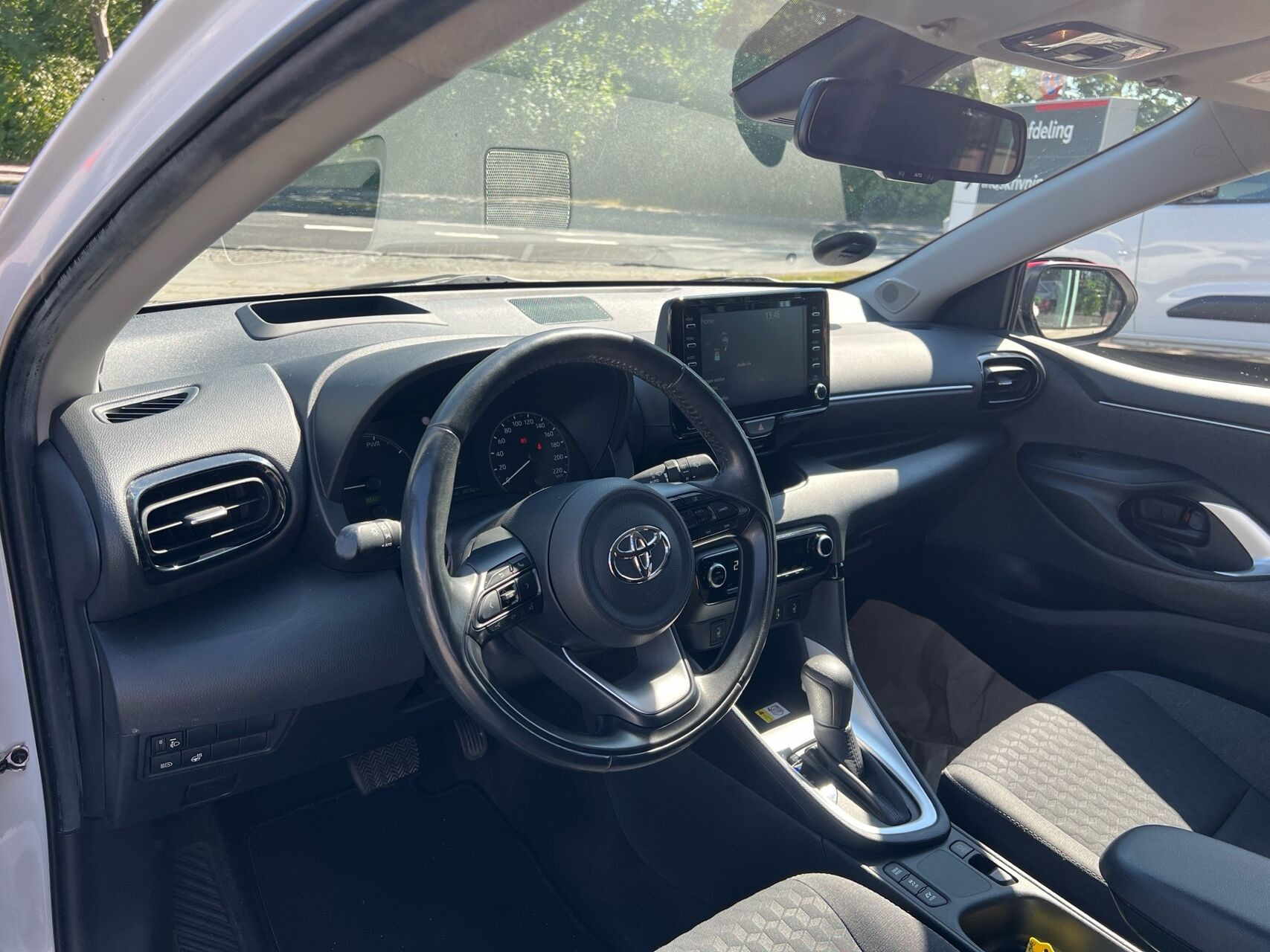 Hvid Toyota Yaris fra 2020