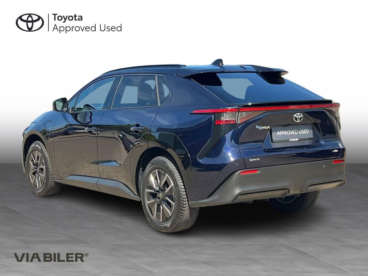 Blå Toyota BZ4X fra 2026