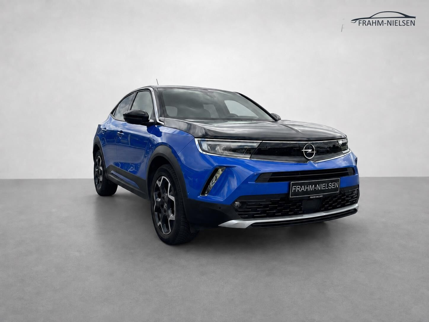 Blå Opel Mokka-e fra 2024