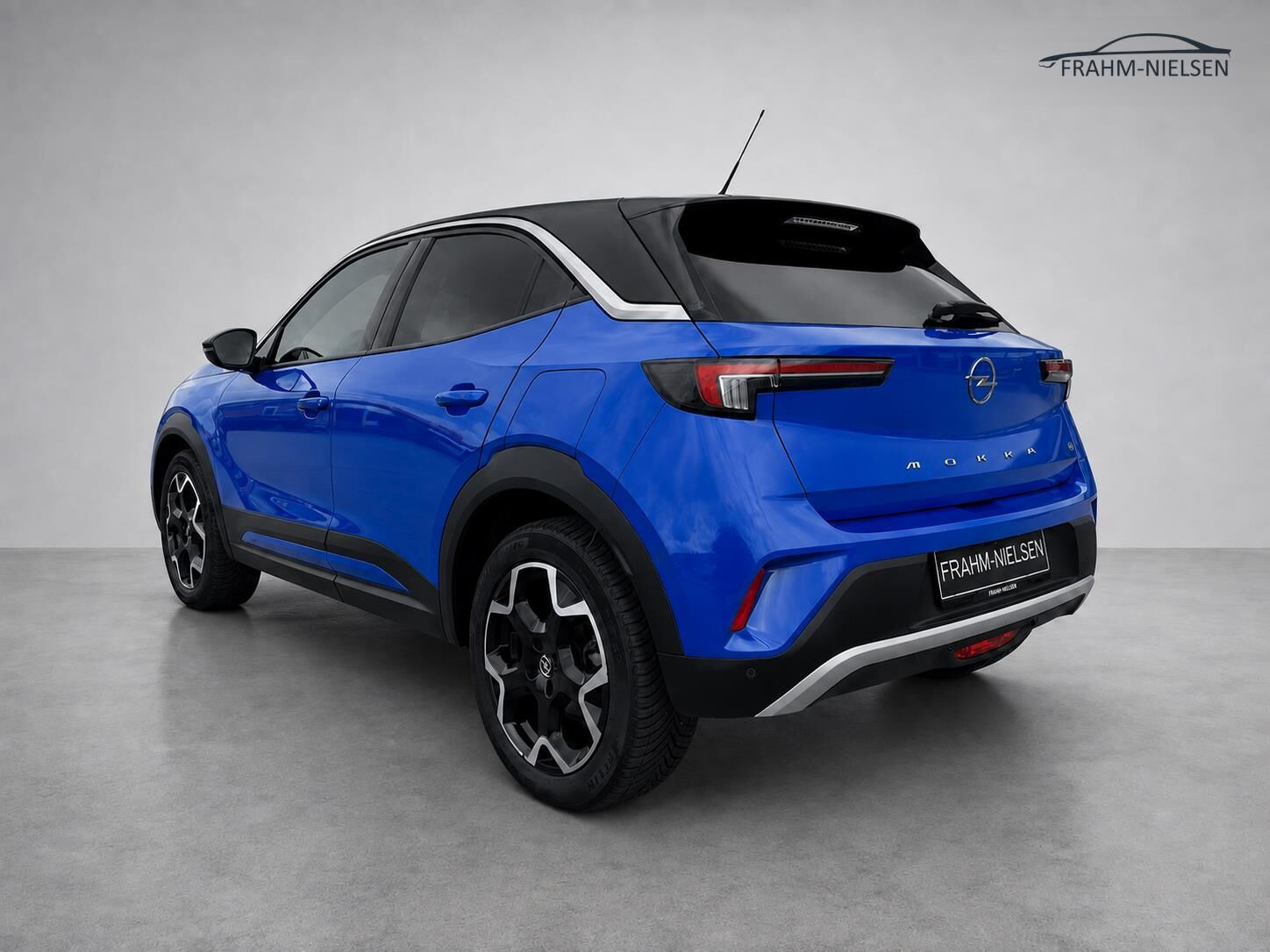 Blå Opel Mokka-e fra 2024