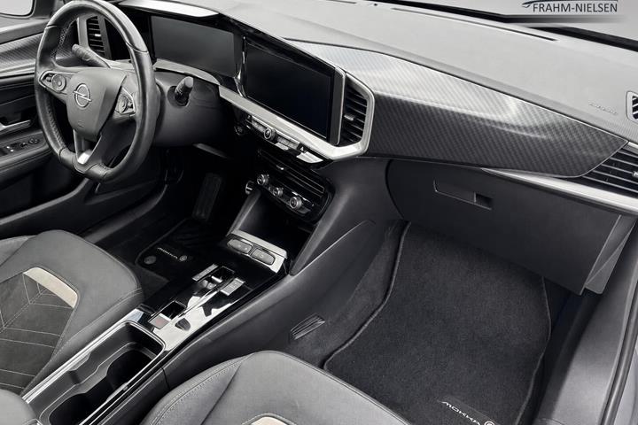 Blå Opel Mokka-e fra 2024