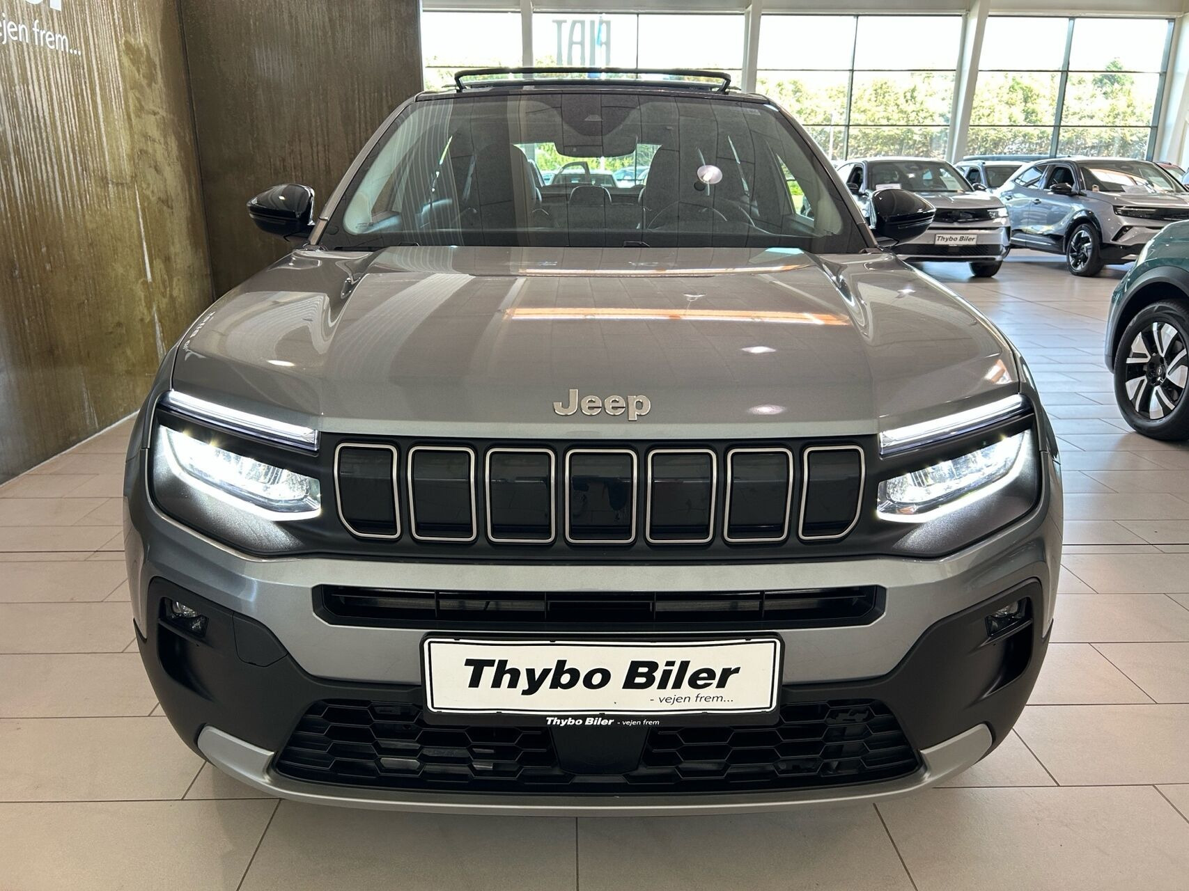 Grå Jeep Avenger fra 2025
