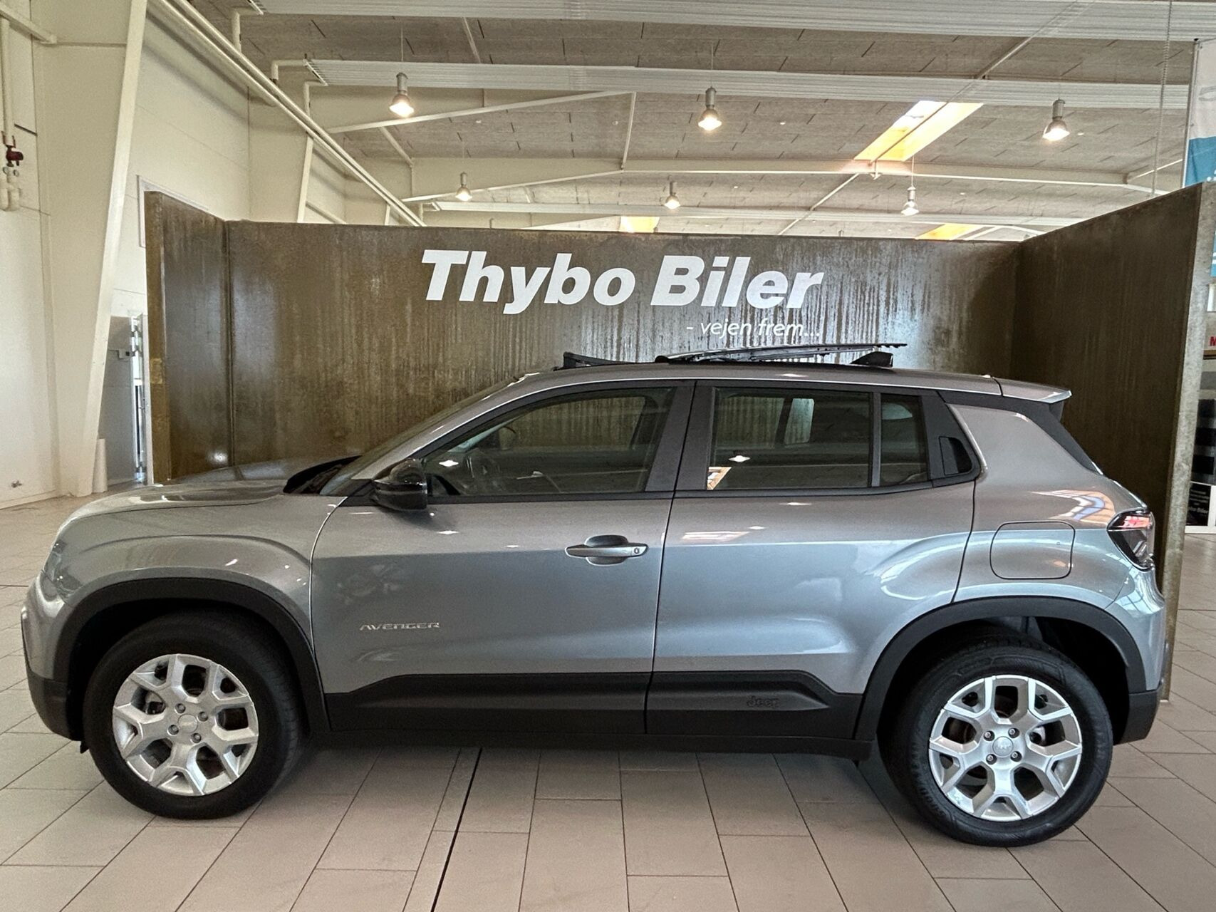 Grå Jeep Avenger fra 2025