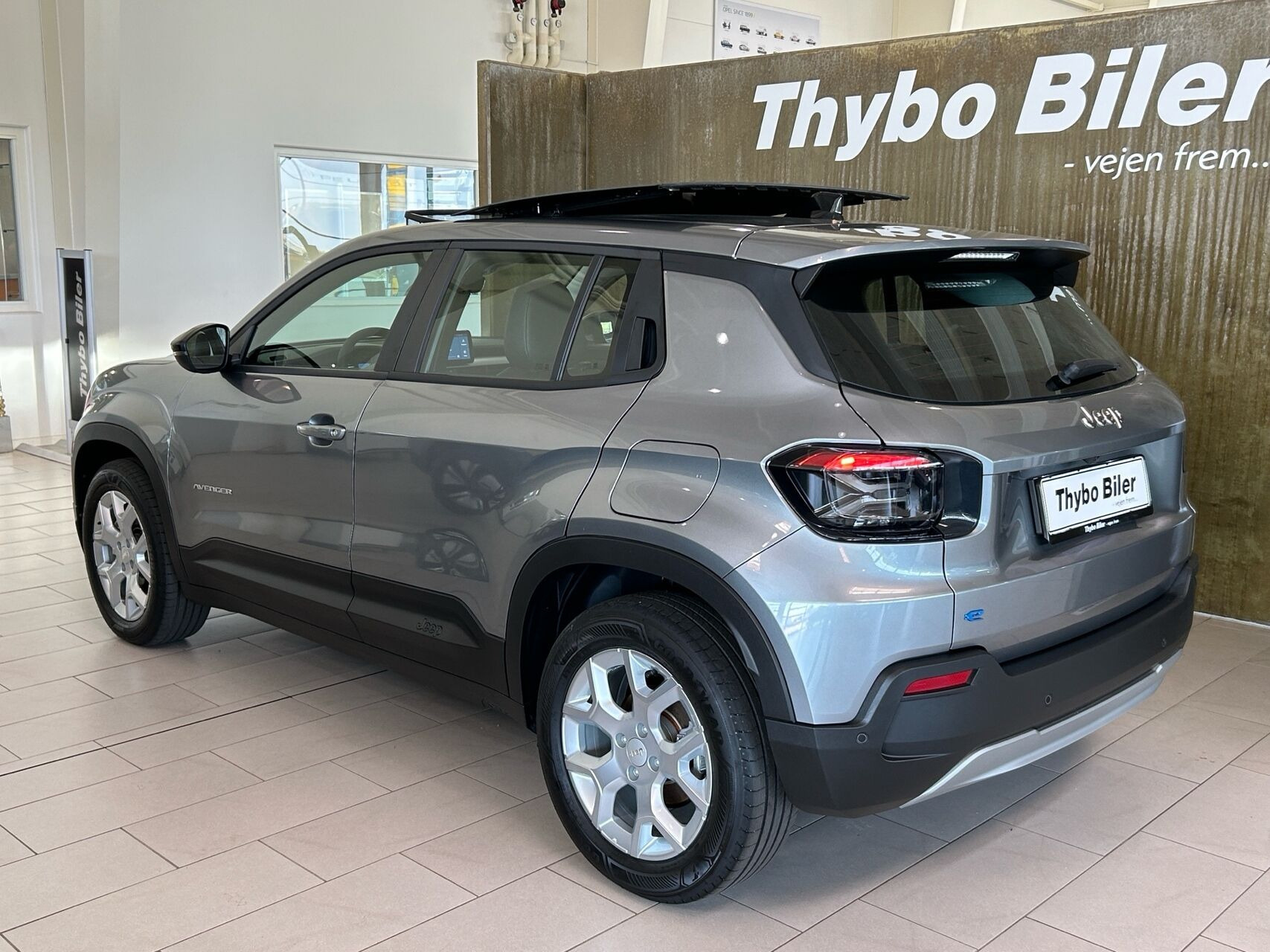 Grå Jeep Avenger fra 2025
