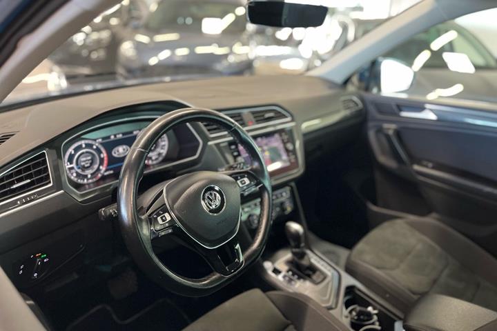 Blå VW Tiguan fra 2018