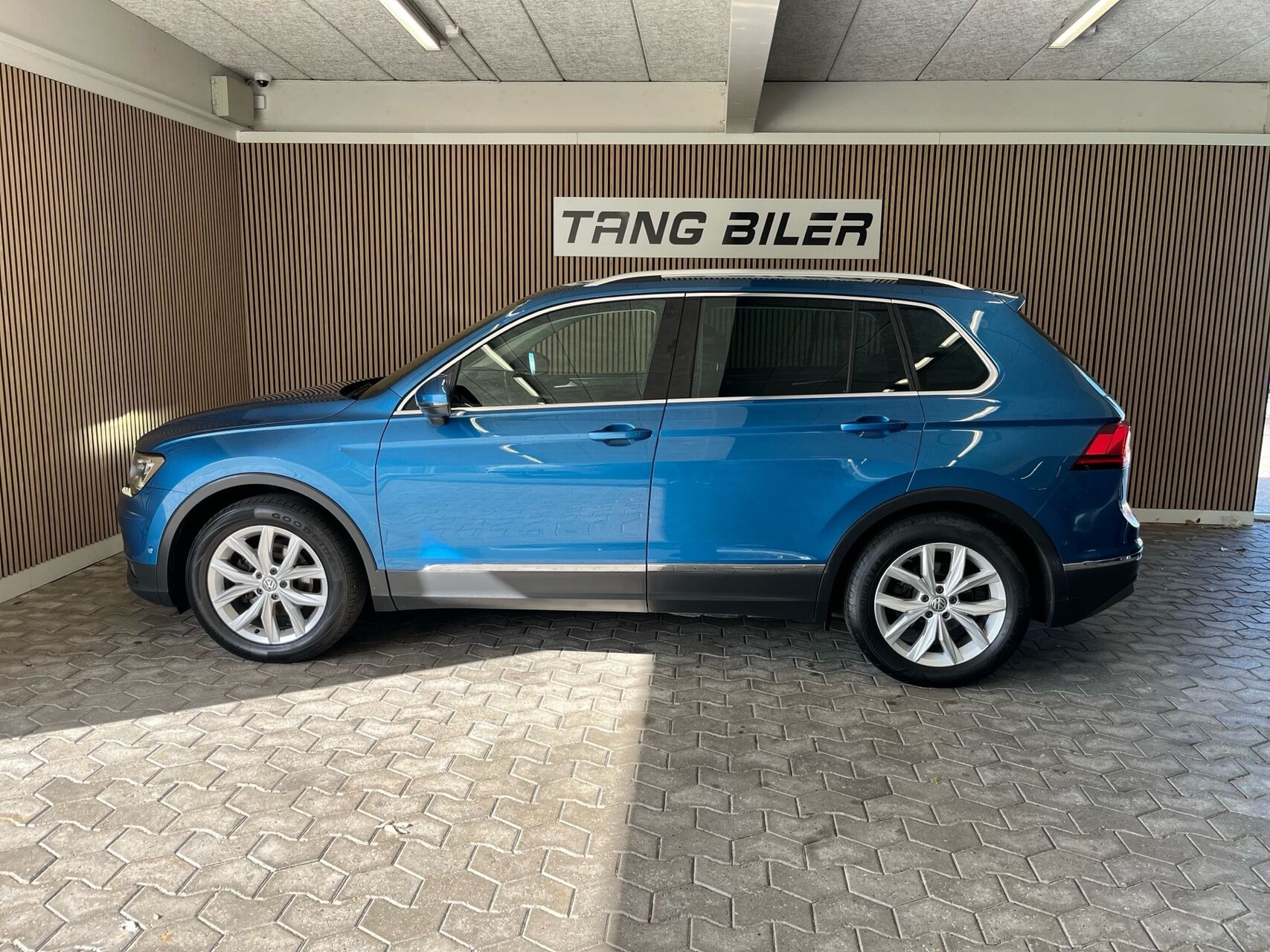 Blå VW Tiguan fra 2018