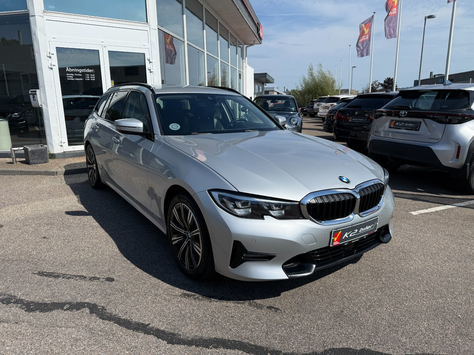Sølv BMW 330e fra 2021