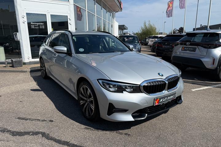 Sølv BMW 330e fra 2021