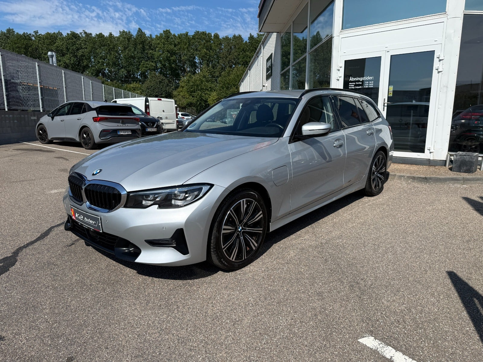 Sølv BMW 330e fra 2021