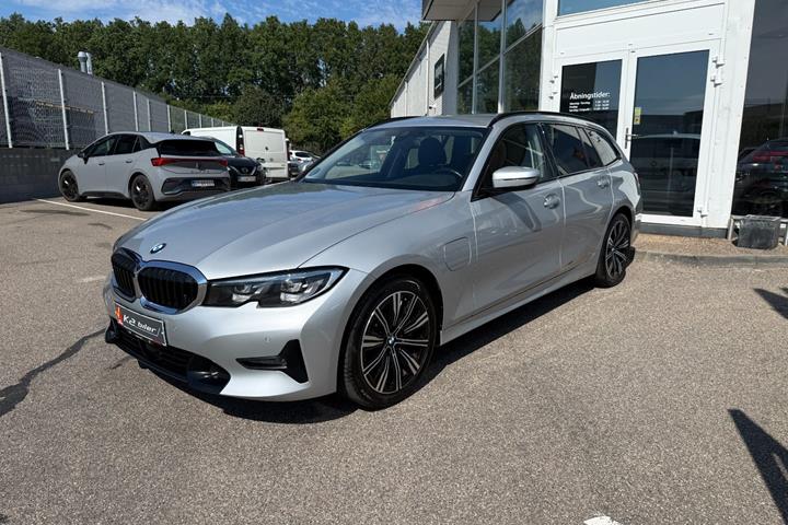 Sølv BMW 330e fra 2021
