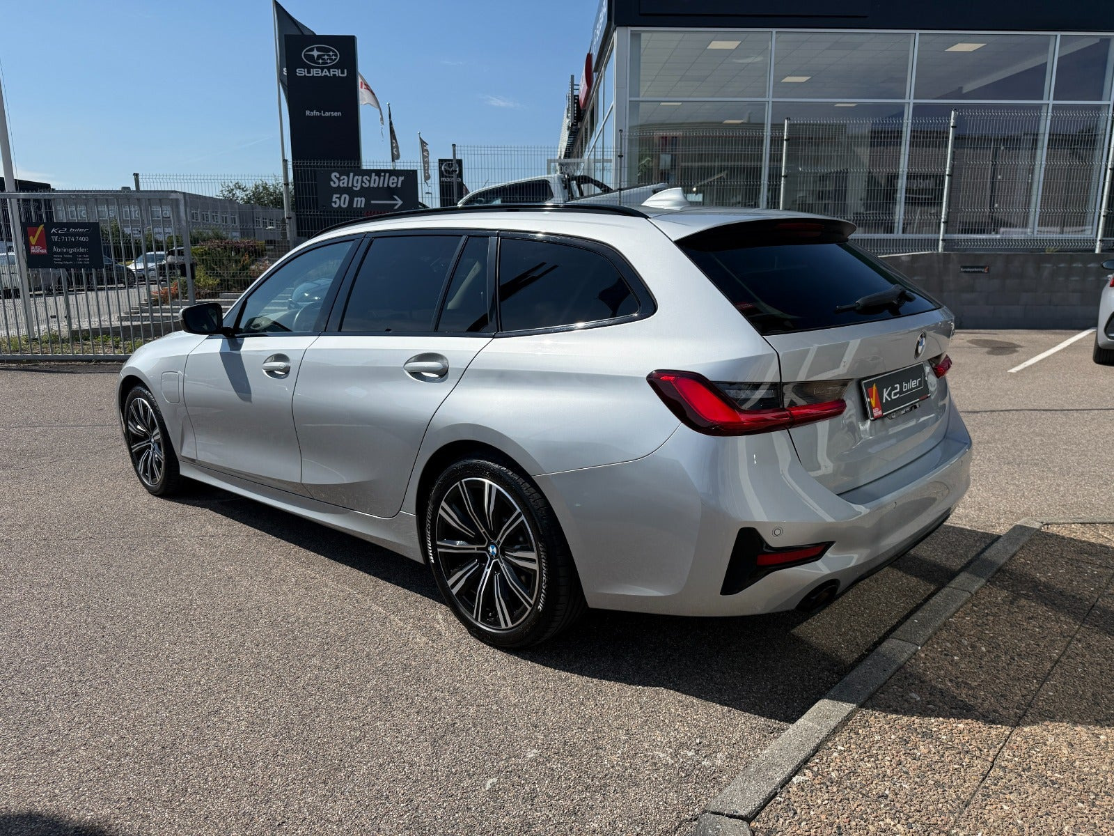Sølv BMW 330e fra 2021