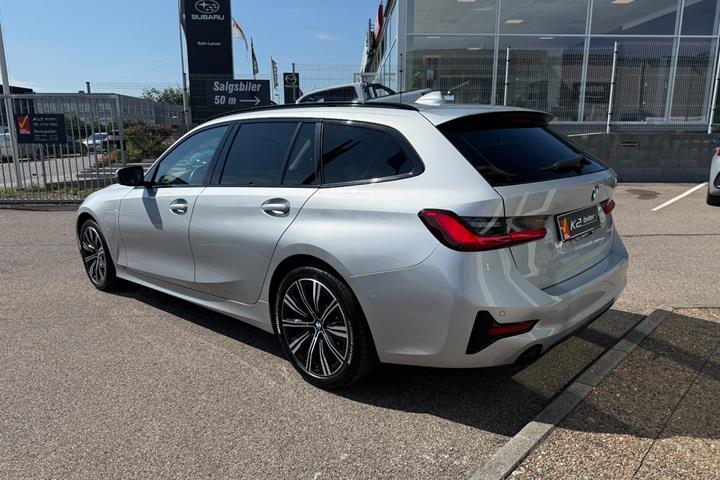 Sølv BMW 330e fra 2021