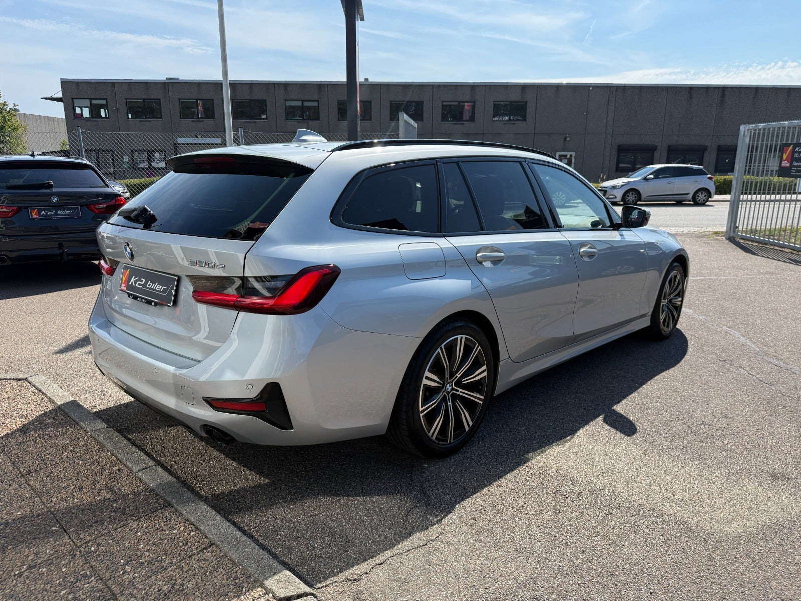 Sølv BMW 330e fra 2021