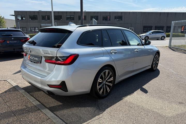 Sølv BMW 330e fra 2021