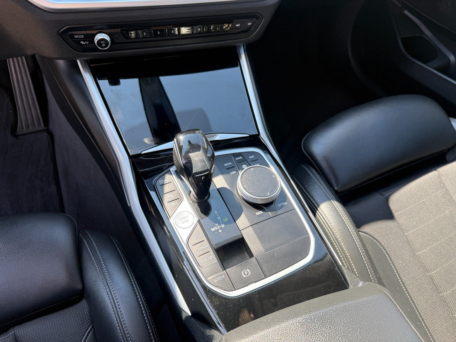Sølv BMW 330e fra 2021