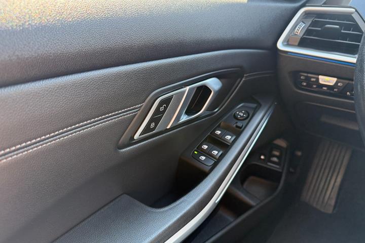 Sølv BMW 330e fra 2021