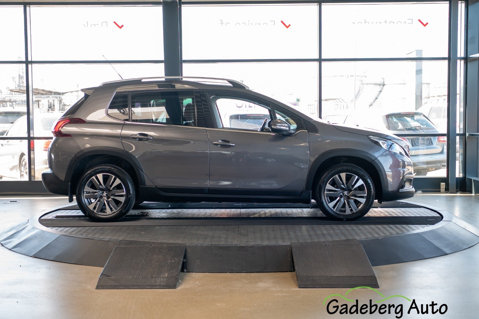 Grå Peugeot 2008 fra 2017