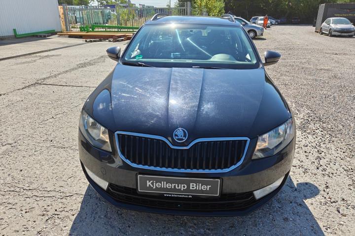 Gul Skoda Octavia fra 2014