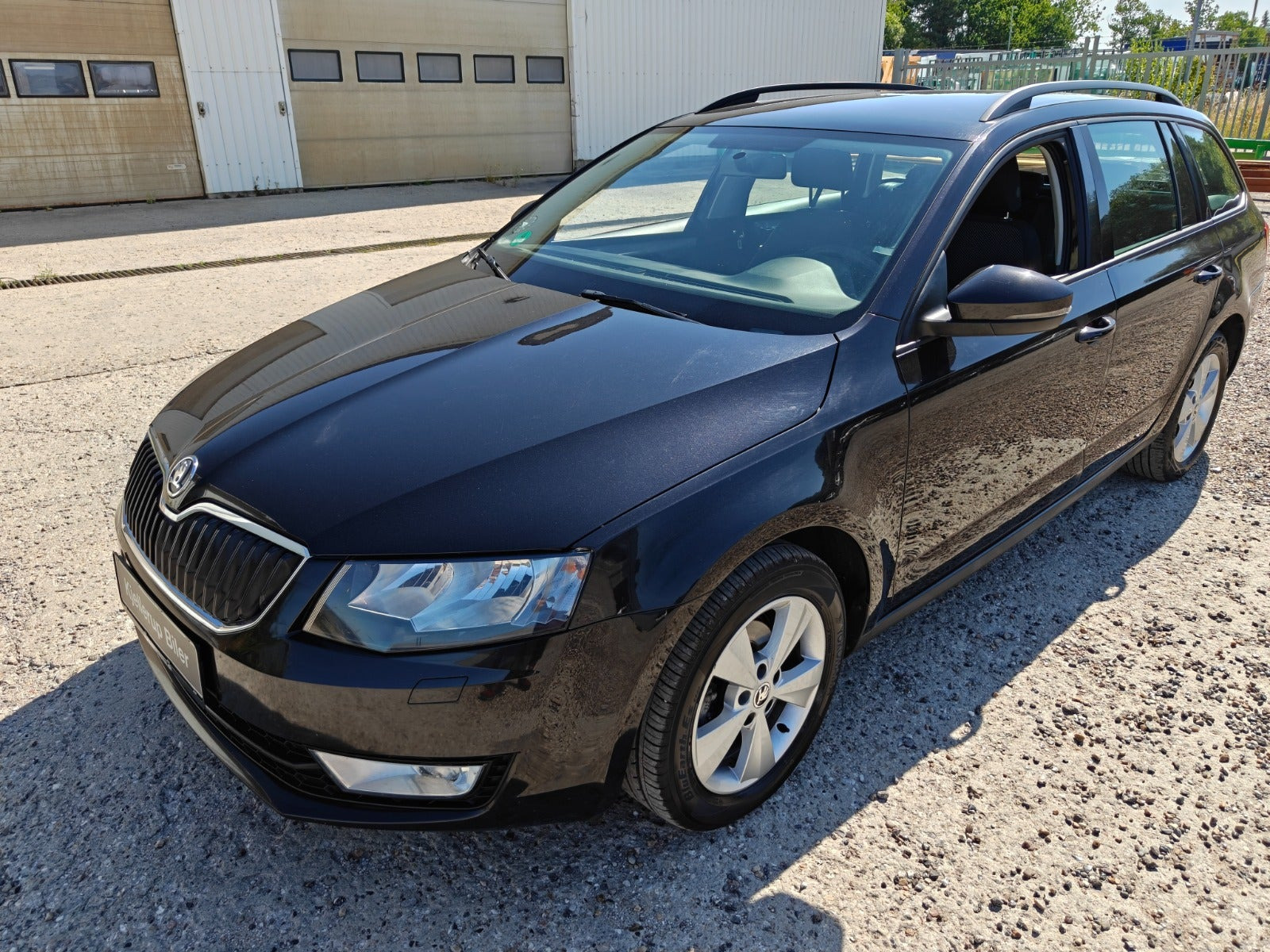 Gul Skoda Octavia fra 2014