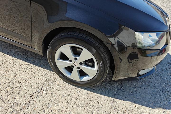 Gul Skoda Octavia fra 2014