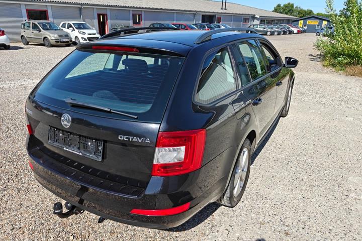 Gul Skoda Octavia fra 2014