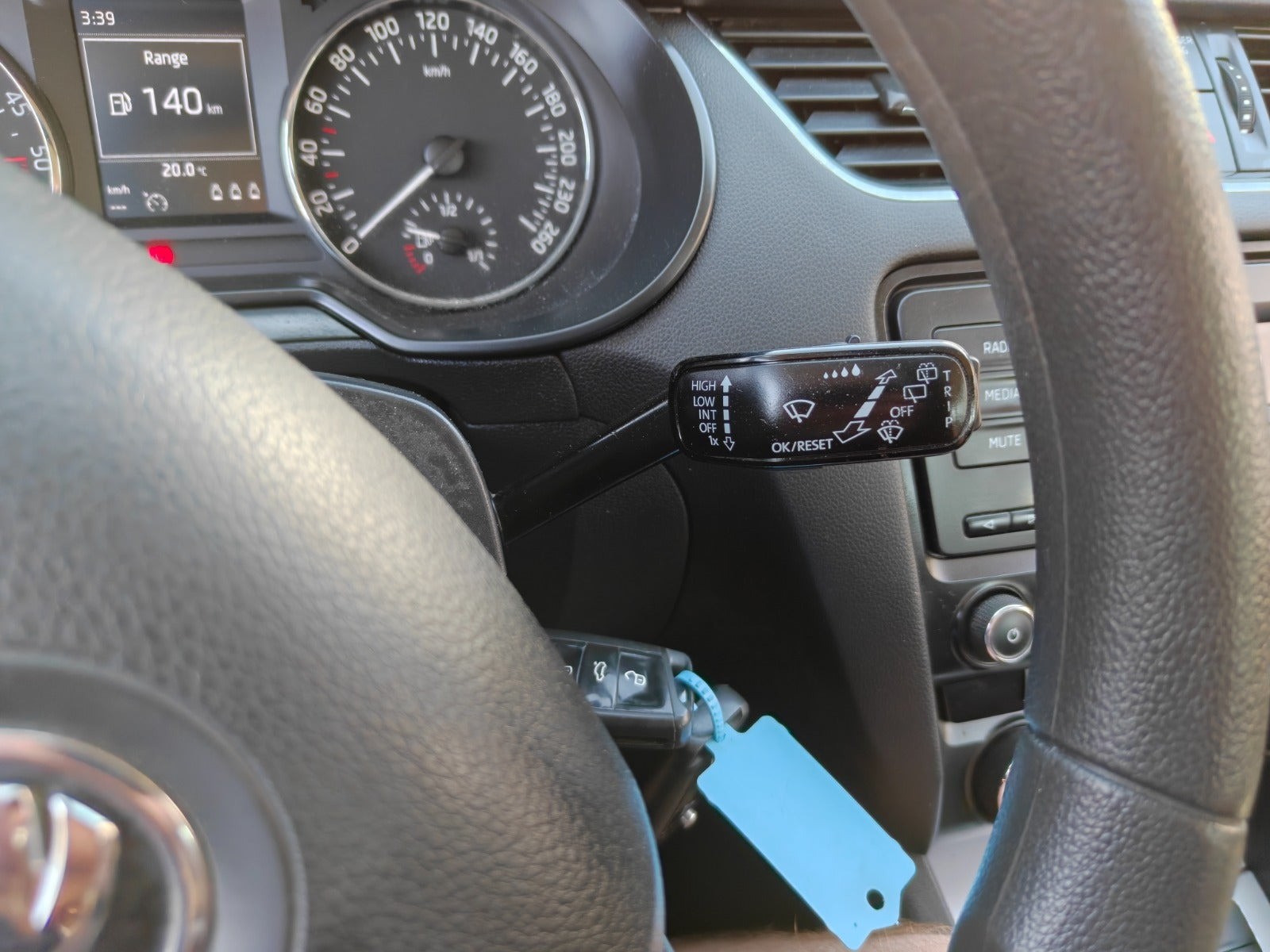 Gul Skoda Octavia fra 2014