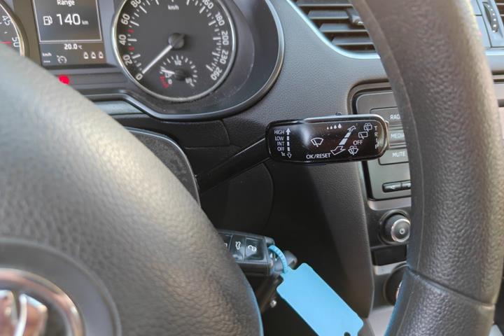 Gul Skoda Octavia fra 2014