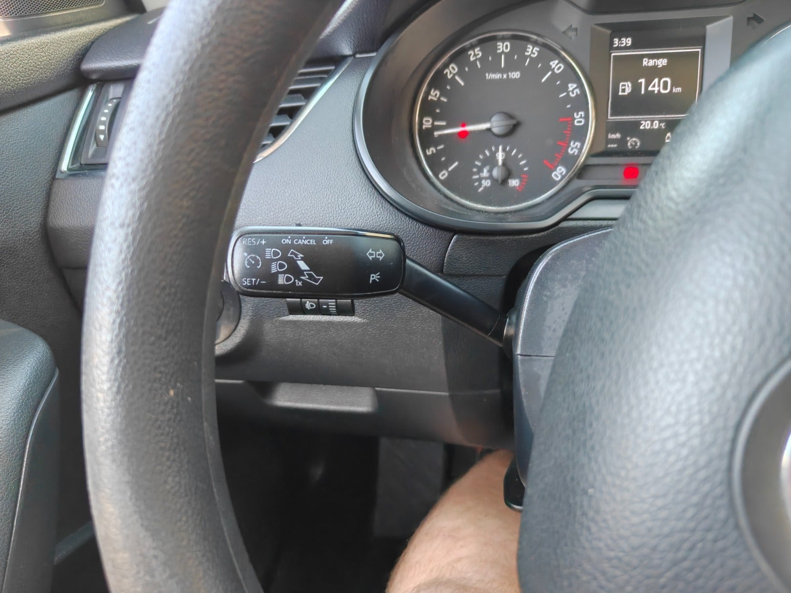 Gul Skoda Octavia fra 2014