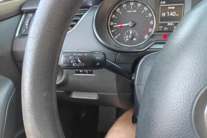 Gul Skoda Octavia fra 2014
