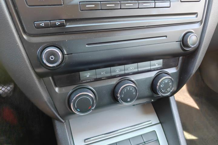 Gul Skoda Octavia fra 2014