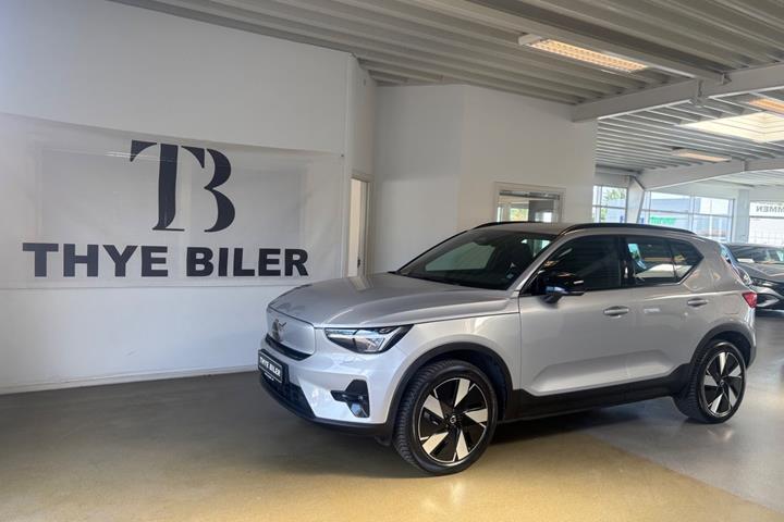 Sølv Volvo XC40 fra 2024 set udefra