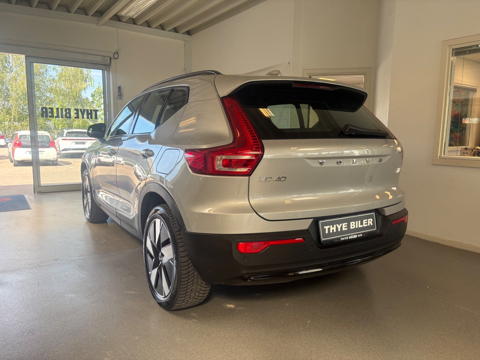 Sølv Volvo XC40 fra 2024