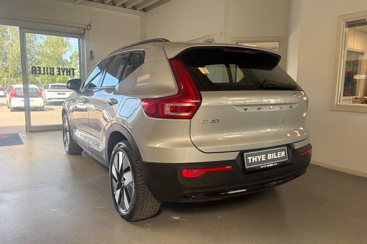 Sølv Volvo XC40 fra 2024