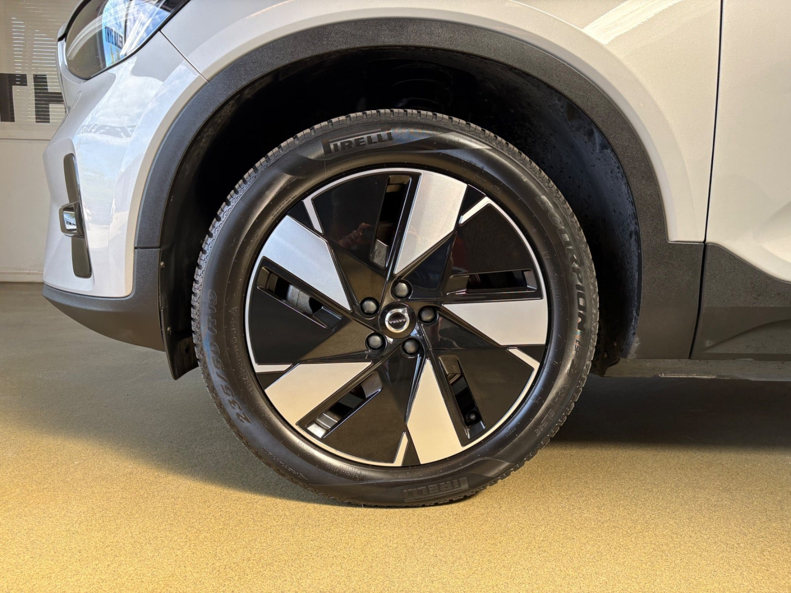 Sølv Volvo XC40 fra 2024