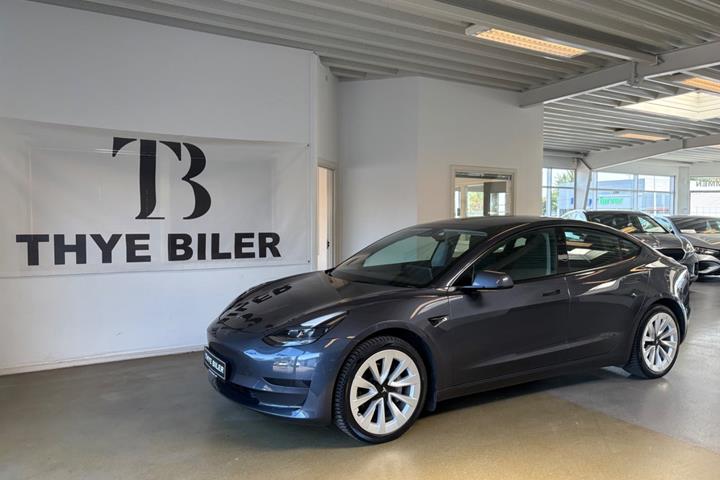 Grå Tesla Model 3 fra 2022