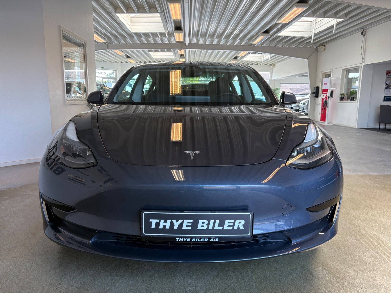 Grå Tesla Model 3 fra 2022