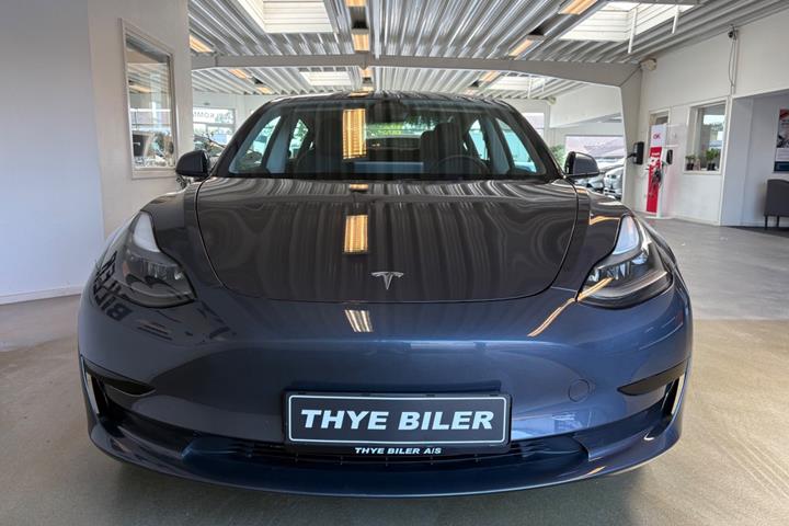 Grå Tesla Model 3 fra 2022