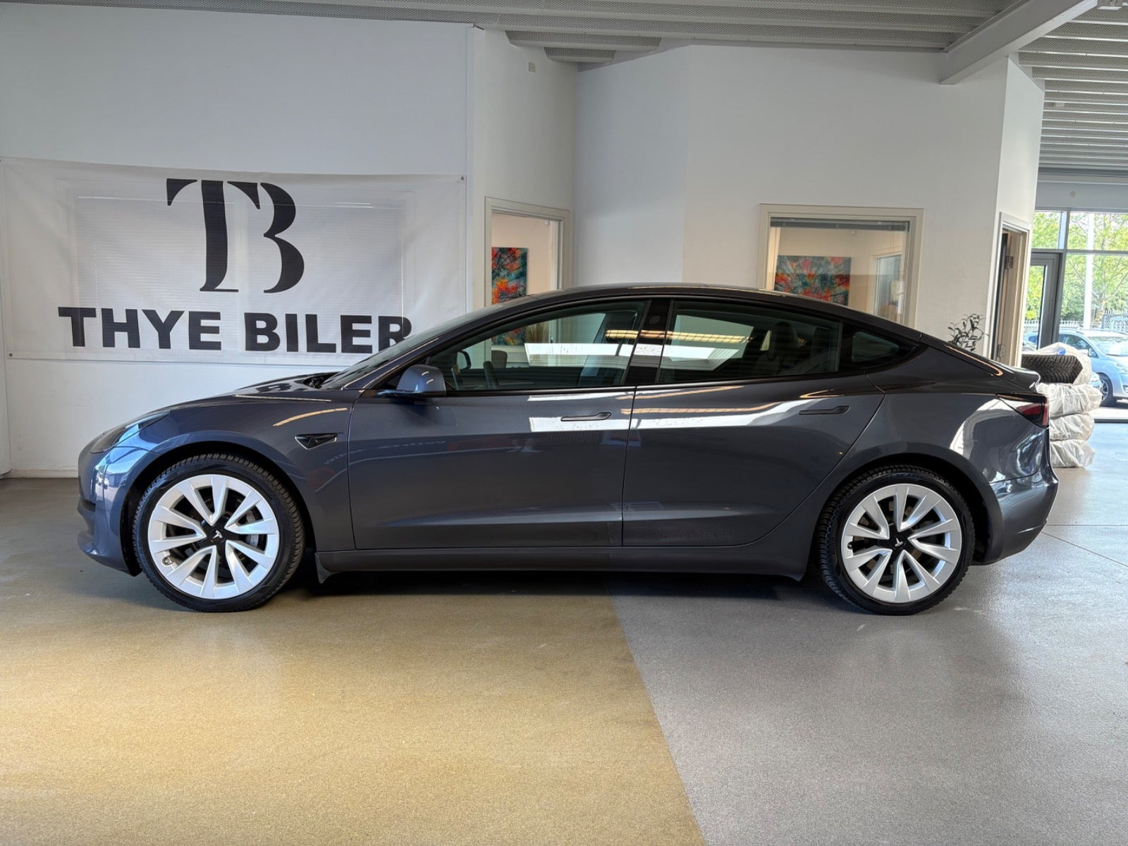 Grå Tesla Model 3 fra 2022