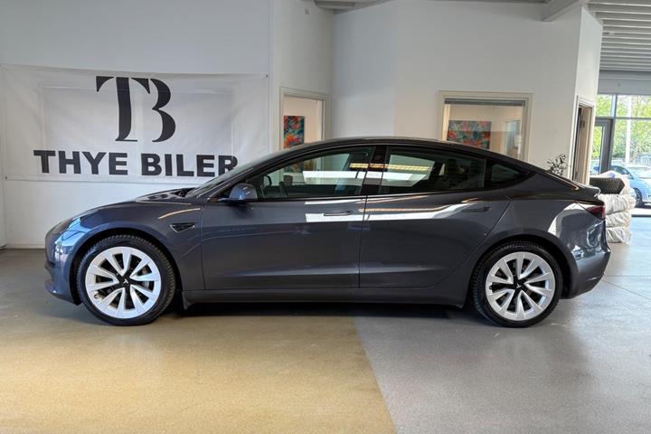 Grå Tesla Model 3 fra 2022