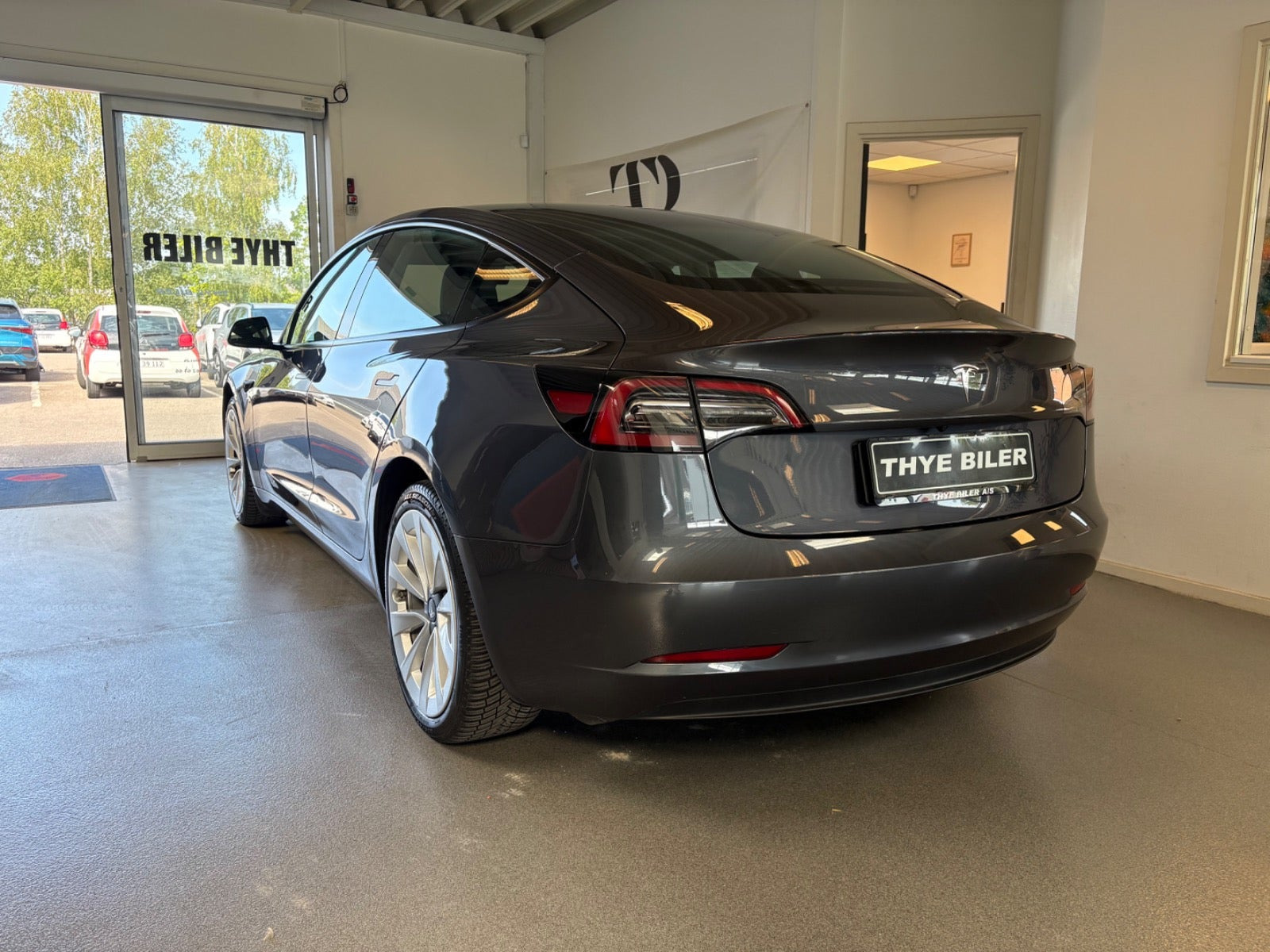 Grå Tesla Model 3 fra 2022