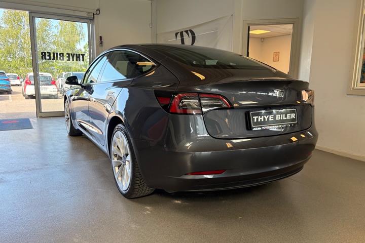 Grå Tesla Model 3 fra 2022