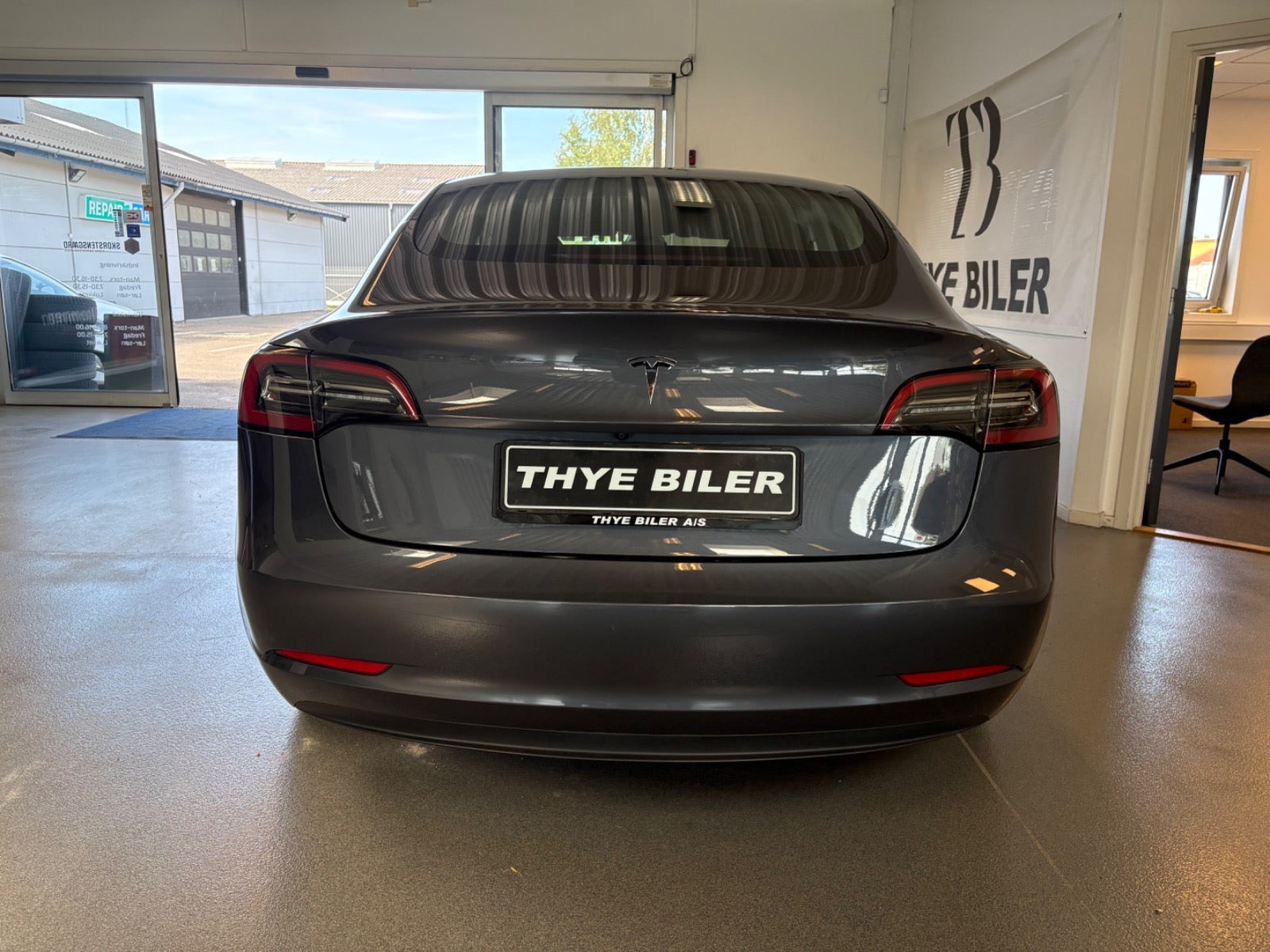 Grå Tesla Model 3 fra 2022