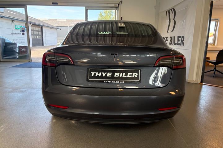 Grå Tesla Model 3 fra 2022