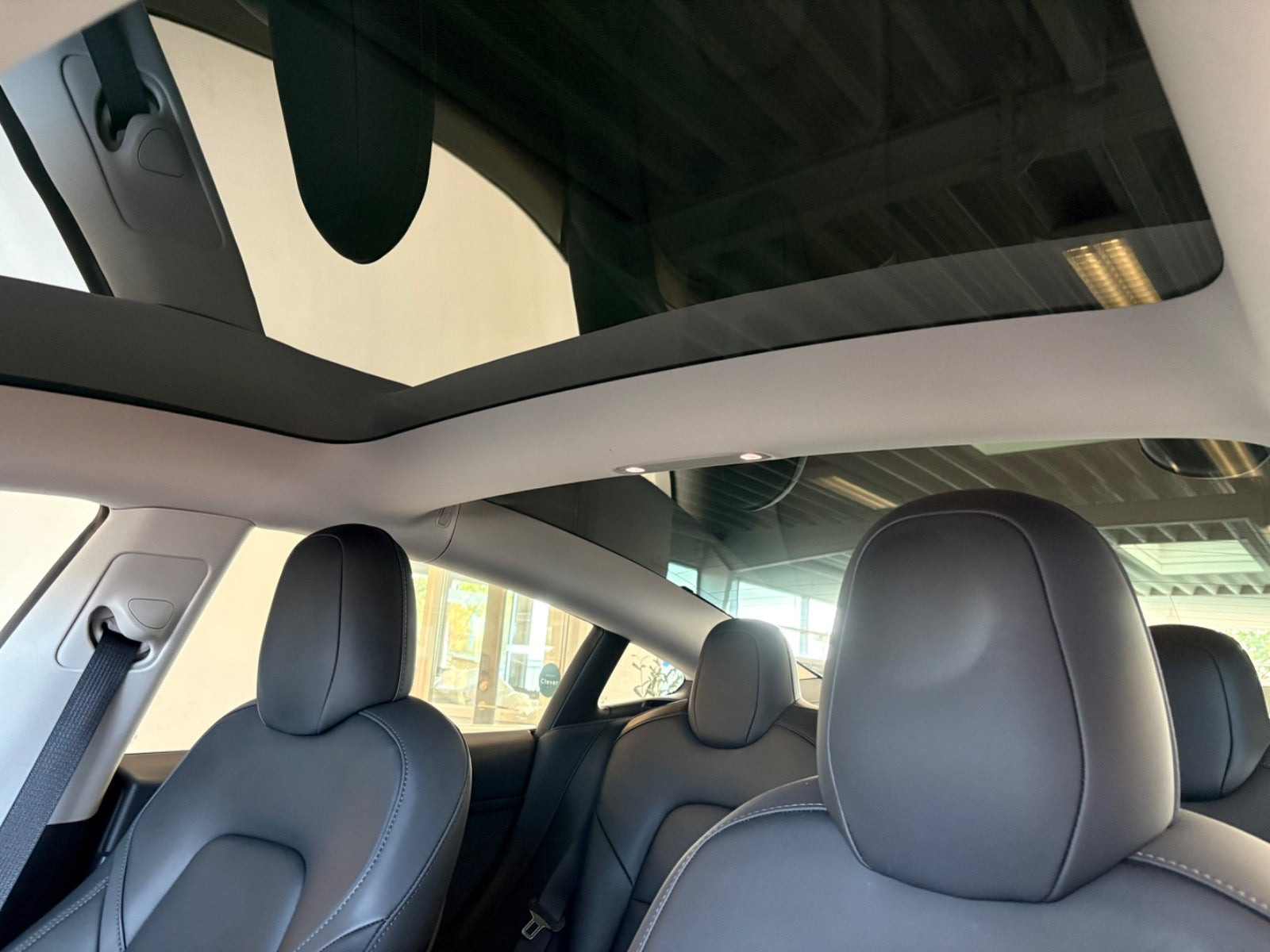 Grå Tesla Model 3 fra 2022