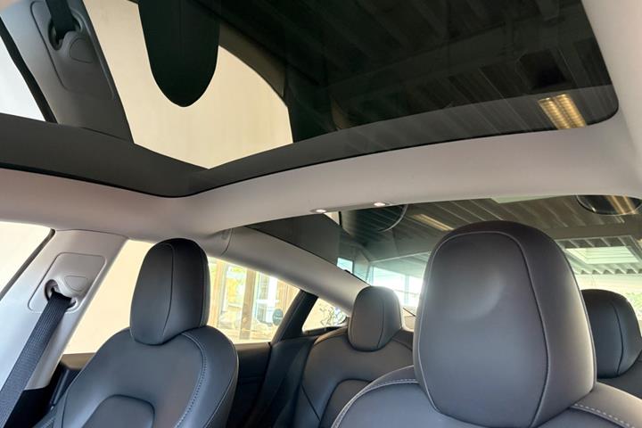 Grå Tesla Model 3 fra 2022