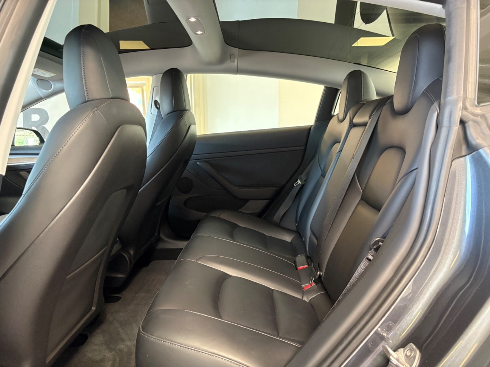 Grå Tesla Model 3 fra 2022