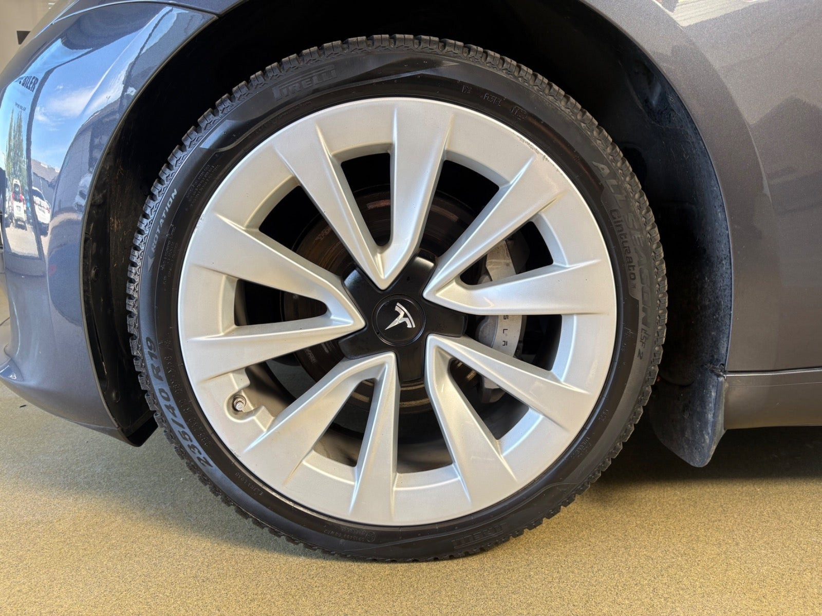 Grå Tesla Model 3 fra 2022